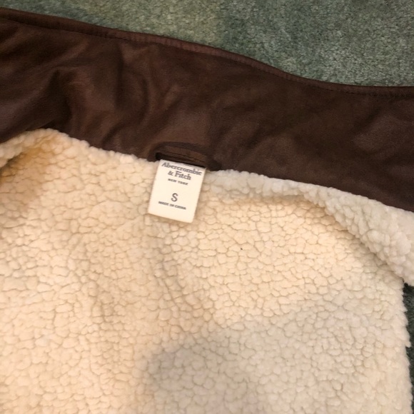 Abercrombie and Fitch Sherpa Lined Vest - Picture 2 of 3